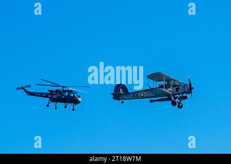 Le vol historique du Fly Navy Heritage Trust d'un bombardier-torpilleur Mark 1 Fairey Swordfish et d'un hélicoptère Mark 1 Westland Wasp au 2023 Bournemouth ai Banque D'Images