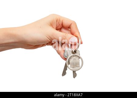 Femme tenant les clés de la maison avec porte-clés en forme de maison, isolé sur fond blanc Banque D'Images