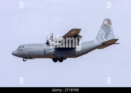 Polish Air Force Lockheed C-130E Hercules (L-382) (REG : 1504) avec une belle illustration de queue sur la piste finale 31. Banque D'Images