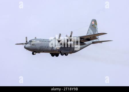 Polish Air Force Lockheed C-130E Hercules (L-382) (REG : 1504) avec une belle illustration de queue sur la piste finale 31. Banque D'Images