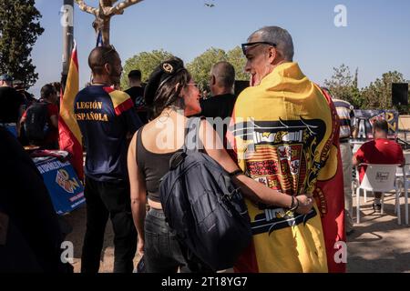 Barcelone, Espagne. 12 octobre 2023. Un couple du groupe d'extrême droite 'Democracia Nacional' se regardent et s'embrassent lors de la manifestation d'extrême droite du 12 octobre à Montjuic, Barcelone. Manifestation le 12 octobre, jour de Colomb. Crédit : SOPA Images Limited/Alamy Live News Banque D'Images