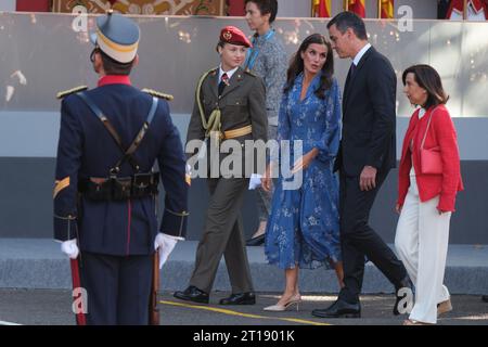 La reine Letizia d'Espagne , le roi Felipe VI d'Espagne et la princesse Leonor d'Espagne assistent au défilé militaire de la fête nationale sur la plaza de Neptuno de en octobre Banque D'Images