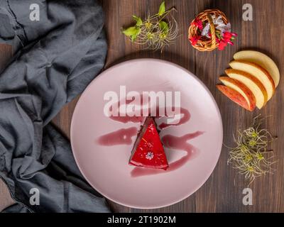 Une tranche de gâteau de forme triangulaire avec une dose de sirop de fraise d'en haut Banque D'Images