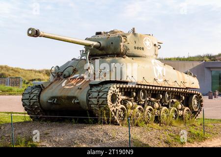 Char M4 Sherman de l'armée américaine exposé devant le musée du débarquement d'Utah Beach en Normandie, consacré au jour J et au débarquement de Normandie. Banque D'Images