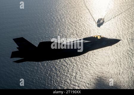 Patuxent River, États-Unis. 11 octobre 2023. Un avion de chasse furtif F-35B du corps des Marines américain piloté par le pilote d'essai de l'USMC, le Maj Paul Gucwa, tourne vers le pont d'envol du porte-avions HMS Prince of Wales de la Royal Navy lors des derniers essais en mer First of Class, le 11 octobre 2023 au large des côtes du Maryland, ÉTATS-UNIS. Crédit : Dane Wiedmann/États-Unis Navy photo/Alamy Live News Banque D'Images