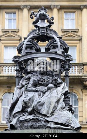 Newcastle upon Tyne, Royaume-Uni. Statue de bronze (Alfred Gilbert : 1903) de la reine Victoria sur la place St Nicholas Banque D'Images