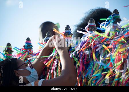 Salvador, Bahia, Brésil - 07 janvier 2022 : On voit des catholiques attacher des rubans sur la balustrade de l'église Senhor do Bonfim lors d'une messe ouverte dans le Banque D'Images