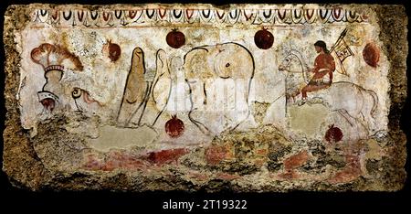 Un cavalier et les différents éléments de son armure, fresque lucanienne du 4e siècle av. J.-C., tombe de fresque lucanienne, les ruines de Paestum sont célèbres pour leurs trois temples grecs antiques dans l'ordre dorique de 550 à 450 av. J.-C. Banque D'Images