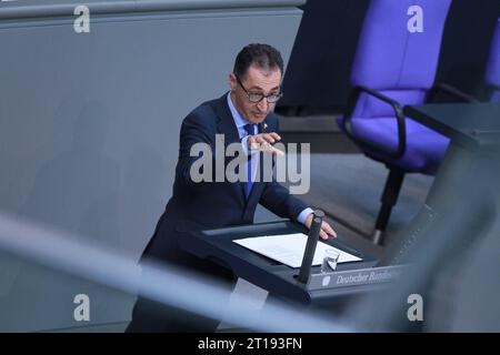 Berlin, Deutschland, 12.10.2023 : Sitzungswoche im Deutschen Bundestag : Bundeslandwirtschaftsminister CEM Özdemir, hält, Grüne eine Rede. *** Berlin, Allemagne, 12 10 2023 semaine de session au Bundestag allemand le ministre fédéral de l'Agriculture CEM Özdemir, Parti vert, prononce un discours Copyright : xdtsxNachrichtenagenturx dts 23949 crédit : Imago/Alamy Live News Banque D'Images