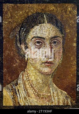 Mosaïque de sol représentant un portrait de femme de la ville romaine de Pompéi est situé près de Naples dans la région Campanie en Italie. Pompéi a été enterré sous 4-6 m de cendres volcaniques et de ponce lors de l'éruption du Vésuve en 79. Italie, Musée, Naples, Banque D'Images