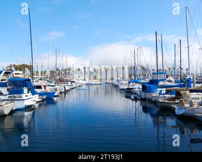 Bateaux amarrés dans la Marina de Port Royal à King Harbor, Redondo Beach, Californie, États-Unis. Banque D'Images