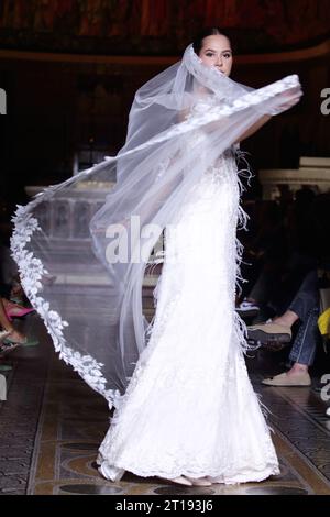Rome, Italie. 12 octobre 2023. Un modèle sur la passerelle pendant Rome Fashion White 2023 à l'intérieur de l'église de St. Paul est à Rome, Italie. (Image de crédit : © Evandro Inetti/ZUMA Press Wire) USAGE ÉDITORIAL SEULEMENT! Non destiné à UN USAGE commercial ! Banque D'Images