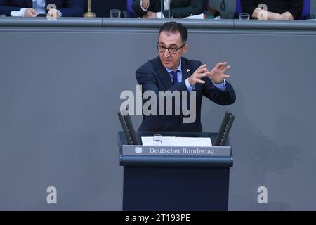 Berlin, Deutschland, 12.10.2023 : Sitzungswoche im Deutschen Bundestag : Bundeslandwirtschaftsminister CEM Özdemir, hält, Grüne eine Rede. *** Berlin, Allemagne, 12 10 2023 semaine de session au Bundestag allemand le ministre fédéral de l'Agriculture CEM Özdemir, Parti vert, prononce un discours Copyright : xdtsxNachrichtenagenturx dts 23952 crédit : Imago/Alamy Live News Banque D'Images