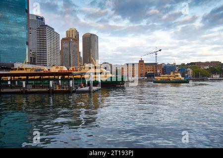 Le Circular Quay Ferry Wharf à Dawn. Le ferry MV ALEXANDER en cours. Sydney, Nouvelle-Galles du Sud, Australie. Banque D'Images