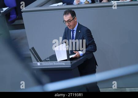 Berlin, Deutschland, 12.10.2023 : Sitzungswoche im Deutschen Bundestag : Bundeslandwirtschaftsminister CEM Özdemir, hält, Grüne eine Rede. *** Berlin, Allemagne, 12 10 2023 semaine de session au Bundestag allemand le ministre fédéral de l'Agriculture CEM Özdemir, Parti vert, prononce un discours Copyright : xdtsxNachrichtenagenturx dts 23954 crédit : Imago/Alamy Live News Banque D'Images