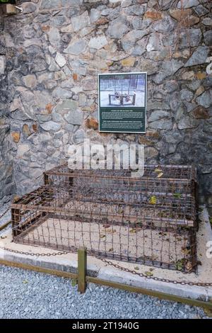 Ho Chi Minh, Vietnam. Musée des restes de guerre. Cages à tigre pour la détention des prisonniers, prison coloniale française. Banque D'Images