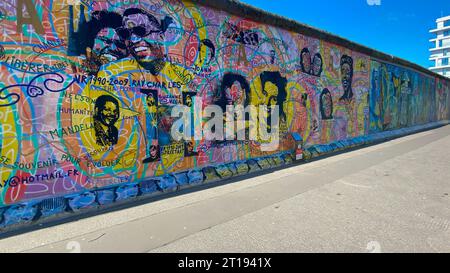 Peinture murale intitulée Amour, paix par Andreas Paulun et Herve Morlay sur le mur de Berlin, Allemagne Banque D'Images