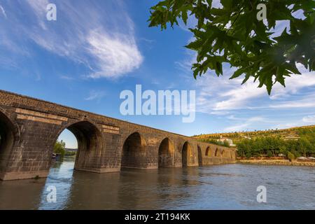 Diyarbakir, vue historique du pont à dix yeux de la Turquie (sur gozlu kopru) Banque D'Images