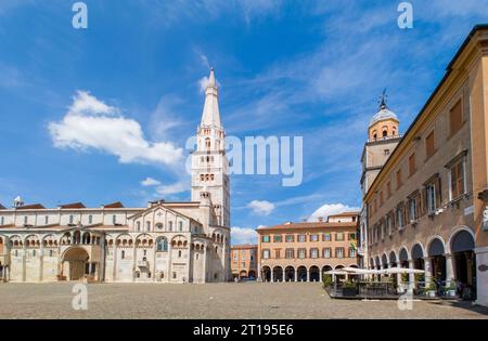 Modène, Italie. Vue sur la cathédrale et la tour Ghirlandina située sur la Piazza Grande au crépuscule Banque D'Images