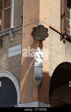 Modène, Italie. Vue sur la cathédrale et la tour Ghirlandina située sur la Piazza Grande au crépuscule Banque D'Images