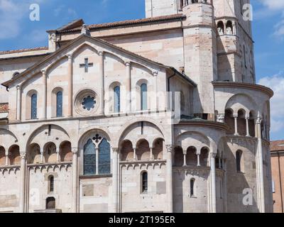 Modène, Italie. Vue sur la cathédrale et la tour Ghirlandina située sur la Piazza Grande au crépuscule Banque D'Images