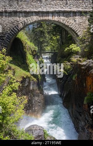 Ruisseaux rapides à travers la région du Pont d'Espagne dans les montagnes Cauterets en France Banque D'Images