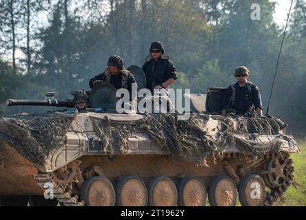 Hohenfels, Allemagne . 14 septembre 2023. Des soldats de l'armée polonaise montent sur un véhicule blindé de transport de troupes à chenilles lors de la jonction 23 de Saber au joint multinational Readiness Center, le 14 septembre 2023 près de Hohenfels, en Allemagne. Crédit : SFC Michel Sauret/US Army/Alamy Live News Banque D'Images