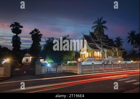 Wat Mai Suwannaphumaham la nuit, Luang Prabang, Laos Banque D'Images