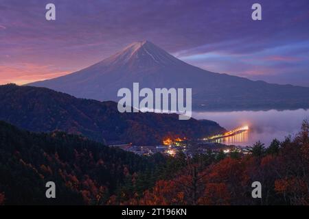 Vue du Mont Fuji depuis la pagode Chureito, parc Arakurayama Sengen, Yamanashi, Japon Banque D'Images