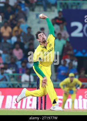 Lucknow, Uttar Pradesh, Inde. 12 octobre 2023. MITCHELL STARC d'Australie lors du match no 10 de la coupe du monde internationale de cricket d'un jour de l'ICC entre l'Afrique du Sud et l'Australie au Bharat Ratna Shri Atal Bihari Vajpayee Ekana Cricket Stadium, Lucknow, Uttar Pradesh, Inde. (Image de crédit : © Avijit Das/ZUMA Press Wire) USAGE ÉDITORIAL SEULEMENT! Non destiné à UN USAGE commercial ! Banque D'Images