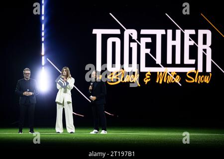 Cristina Chiabotto, Michele Mainardi et Andrea Marchesi prennent la parole lors du « Together, a Black & White Show », un événement organisé par la Juventus FC dans le cadre des célébrations des 100 ans de la famille Agnelli en tant que présidente du club. Banque D'Images