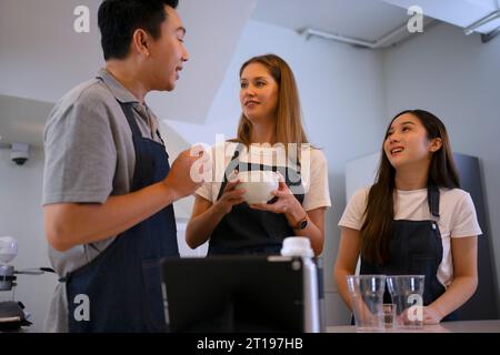 Entrepreneur et travail d'équipe au café. Concept de petite entreprise et d'entrepreneur. Banque D'Images