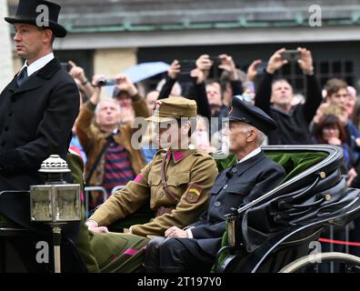 Prague, République tchèque. 12 octobre 2023. Le défilé de la garde du château à l'occasion du 102e anniversaire de la présentation du drapeau de bataille par le président T. G. Masaryk avec une reconstitution de l'événement historique, puis une représentation par l'unité de motocyclette de la garde du château et une démonstration par l'unité de parade de la garde du château ont eu lieu au château de Prague, Prague, République tchèque, le 12 octobre 2023. Crédit : Michal Krumphanzl/CTK photo/Alamy Live News Banque D'Images