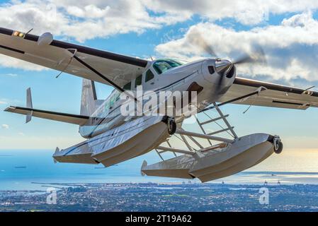 Cessna 208 Caravan avec des flotteurs photographiés air-air. Banque D'Images