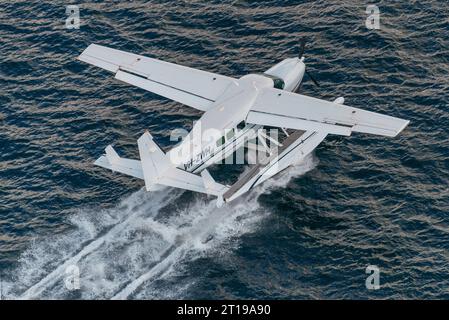 Cessna 208 Caravan avec des flotteurs photographiés air-air. Banque D'Images