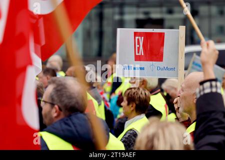 Protestataire vor dem Neven Dumont Haus in Köln : ehemalige Mitarbeiter der hauseigenen Druckerei des Kölner Verlags Dumont Kölner Stadt-Anzeiger, Kölnische Rundschau, Express protestieren gegen ihre plötzliche Entlassung. Zuvor waren rund 200 Angestellte durch das Management ohne jede Vorwarnung auf die Straße gesetzt und der Zeitungsdruck in eine Druckerei BEI Koblenz ausgelagert worden. Die Herausgeber Isabelle Neven Dumont und Christian Dumont Schütte ließen den Betroffenen ihr persönliches Bedauern mitteilen. Köln, 12.10.2023 NRW Deutschland *** manifestation devant la Maison Neven Dumont à Co Banque D'Images