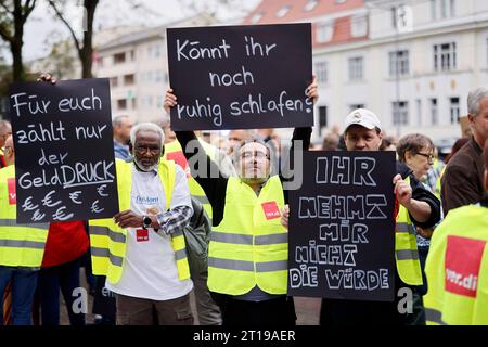 Protestataire vor dem Neven Dumont Haus in Köln : ehemalige Mitarbeiter der hauseigenen Druckerei des Kölner Verlags Dumont Kölner Stadt-Anzeiger, Kölnische Rundschau, Express protestieren gegen ihre plötzliche Entlassung. Zuvor waren rund 200 Angestellte durch das Management ohne jede Vorwarnung auf die Straße gesetzt und der Zeitungsdruck in eine Druckerei BEI Koblenz ausgelagert worden. Die Herausgeber Isabelle Neven Dumont und Christian Dumont Schütte ließen den Betroffenen ihr persönliches Bedauern mitteilen. Köln, 12.10.2023 NRW Deutschland *** manifestation devant la Maison Neven Dumont à Co Banque D'Images