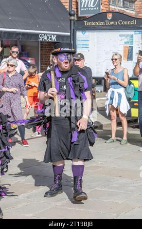 Un homme Morris Dancer avec un visage peint au Festival Folk de Tenterden, Kent. Banque D'Images