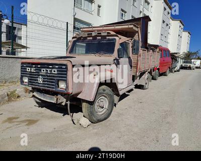 Ankara, Turquie, 13 octobre 2023 : deux camionnettes mises au rebut attendent au bord de la route en Turquie. Banque D'Images