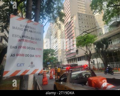 Sao Paulo, Sao Paulo, Brésil. 12 octobre 2023. Sao Paulo (SP), 12/10/2023 - FESTIVAL/MARIO DE ANDRANDE/SP - fermeture de la route pour l'événement qui aura lieu les 13, 14 et 15 octobre à la Bibliothèque Mario de Andrade et d'autres espaces dans le centre-ville, par l'intermédiaire du Département Municipal de la Culture de theÃ‚Â, il promeut theÃ‚Â III Mario de Andrade Festival Ã¢â‚¬' 85 ans de la Mission de recherche folklorique Mario de Andrade. Entièrement gratuit, l'événement célèbre la littérature et les livres, stimulant le débat d'idées, la formation des lecteurs et le pouvoir culturel des nouvelles langues. (Photo : Leco Viana/The Banque D'Images