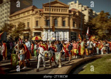 Barcelone, Espagne. 12 octobre 2023. Des militants défilent en célébrant la fête nationale espagnole et en protestant contre toute concession possible offerte aux Catalans qui ont joué un rôle dans un référendum illégal en octobre 2017 en échange de votes au Parlement espagnol pour réélire Pedro Sanchez lors de la fête nationale espagnole crédit : Matthias Oesterle/Alamy Live News Banque D'Images