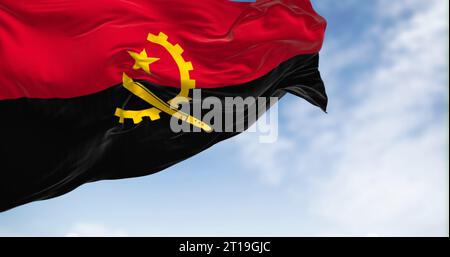 Drapeau national de l'Angola agitant dans le vent par temps clair. Deux bandes horizontales, rouge et noire, avec un emblème jaune au centre. illustration 3d rende Banque D'Images