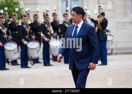 Paris, France. 12 octobre 2023. Le président mongol Ukhnaagiin Khurelsukh arrive avant sa rencontre au Palais de l'Elysée à Paris le 12 octobre 2023. Photo de Raphael Lafargue/ABACAPRESS.COM crédit : Abaca Press/Alamy Live News Banque D'Images