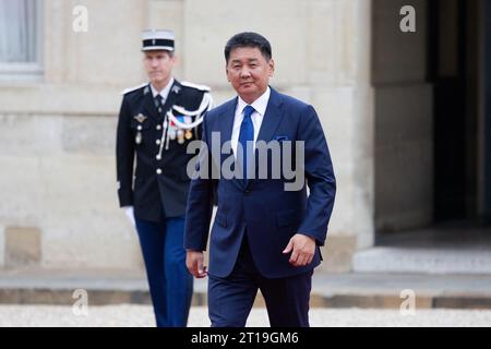 Paris, France. 12 octobre 2023. Le président mongol Ukhnaagiin Khurelsukh arrive avant sa rencontre au Palais de l'Elysée à Paris le 12 octobre 2023. Photo de Raphael Lafargue/ABACAPRESS.COM crédit : Abaca Press/Alamy Live News Banque D'Images