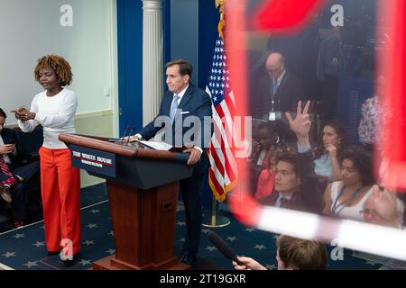 Karine Jean-Pierre, attachée de presse de la Maison Blanche, accompagnée du coordinateur du NSC pour les communications stratégiques John Kirby, tient un point de presse mardi 3 octobre 2023, à la Maison Blanche à Washington, DC.(photo officielle de la Maison Blanche par Oliver Contreras) Banque D'Images