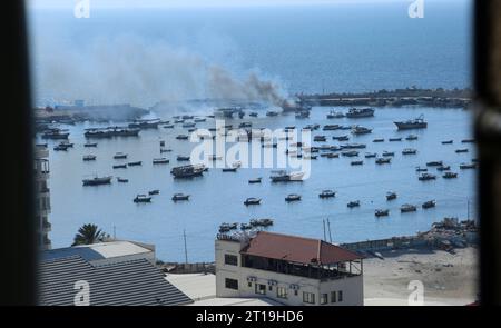 De la fumée s'écoule d'un bateau après une frappe israélienne sur le port de Gaza City de la fumée s'écoule d'un bateau après une frappe israélienne sur le port de Gaza City le 12 octobre 2023. Photo de Salah Abbas apaimages ville de Gaza bande de Gaza territoire palestinien 121023 Gaza sa 1 002 Copyright : xapaimagesxSalahxAbbasxxapaimagesx Banque D'Images