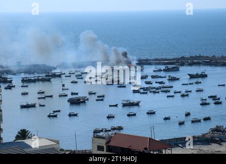 De la fumée s'écoule d'un bateau après une frappe israélienne sur le port de Gaza City de la fumée s'écoule d'un bateau après une frappe israélienne sur le port de Gaza City le 12 octobre 2023. Photo de Salah Abbas apaimages ville de Gaza bande de Gaza territoire palestinien 121023 Gaza sa 1 004 Copyright : xapaimagesxSalahxAbbasxxapaimagesx Banque D'Images