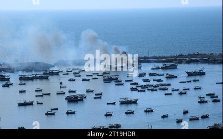 De la fumée s'écoule d'un bateau après une frappe israélienne sur le port de Gaza City de la fumée s'écoule d'un bateau après une frappe israélienne sur le port de Gaza City le 12 octobre 2023. Photo de Salah Abbas apaimages ville de Gaza bande de Gaza territoire palestinien 121023 Gaza sa 1 003 Copyright : xapaimagesxSalahxAbbasxxapaimagesx Banque D'Images