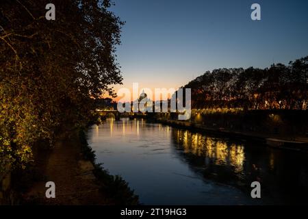 Vue fantastique sur le Tibre et le Castel Sant'Angelo et le Pont de Saint-Angelo. Banque D'Images