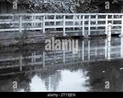 B&W Warnborough Mill Ford, River Whitewater, North Warnborough, Hampshire, Angleterre, ROYAUME-UNI, GB. Banque D'Images